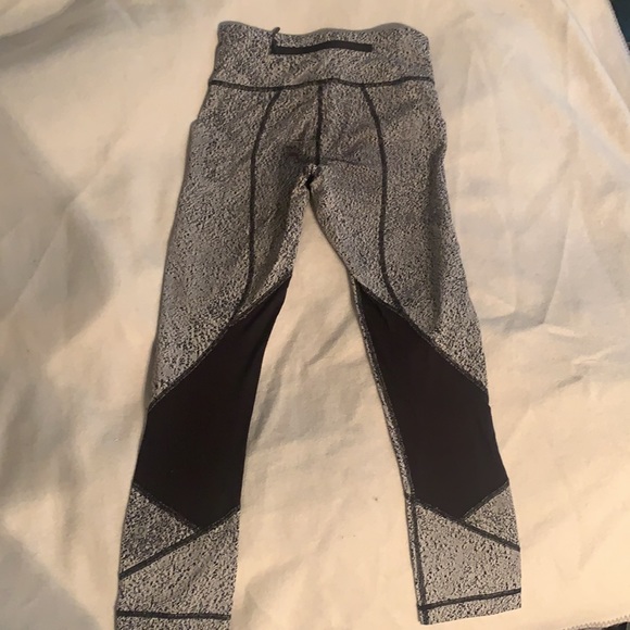 Lululemon 5/8 tights with pockets - Picture 3 of 6